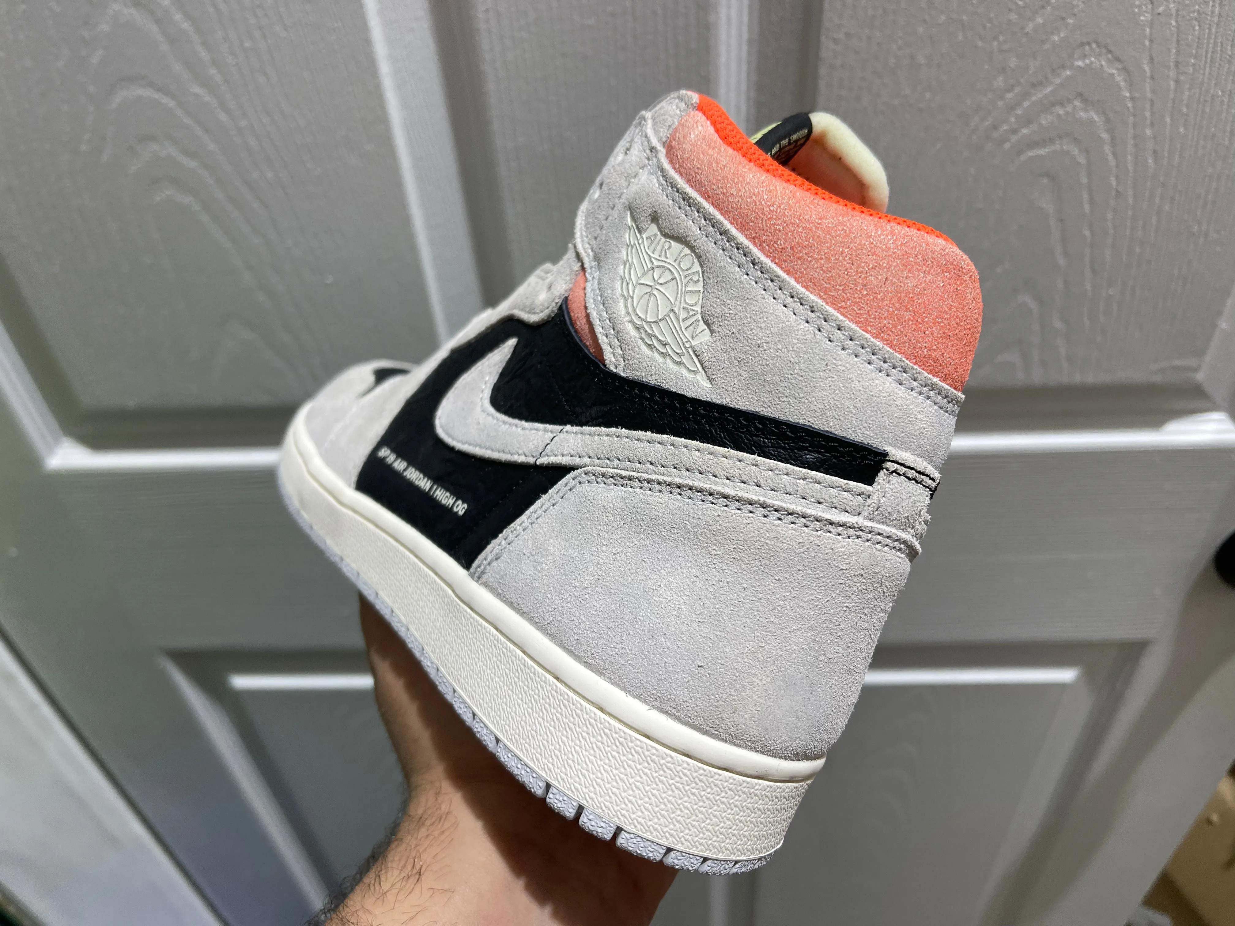 Air Jordan 1 Retro High OG - Neutral Grey Crimson