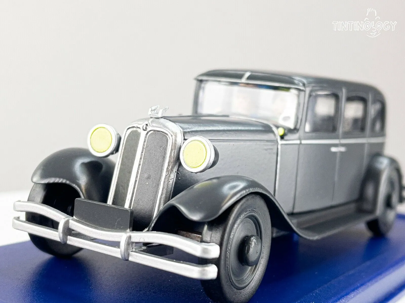 ATLAS TINTIN CAR # 38 Nanjing Limo - Blue Lotus Herge model car 1/43 Scale