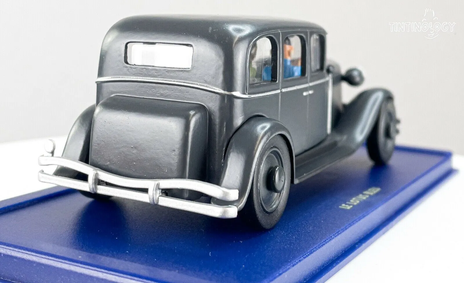 ATLAS TINTIN CAR # 38 Nanjing Limo - Blue Lotus Herge model car 1/43 Scale